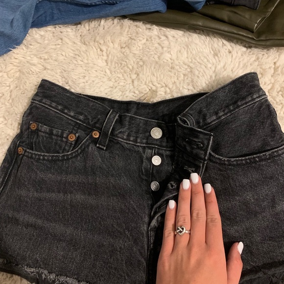 Black Levi Shorts size 0-2 - Picture 3 of 3